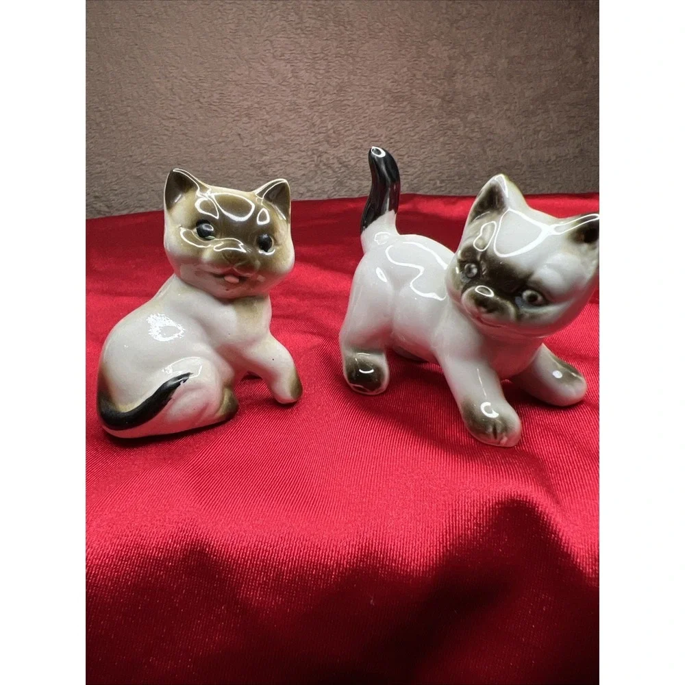 Pair Of Vintage Siamese Kittens 2.5 In Tall Standing And Sitting